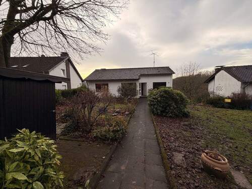 Frontansicht mit Garten - Mehrfamilienhaus, Wohnhaus mit 207,00 m&sup2; in Windeck zum Kaufen