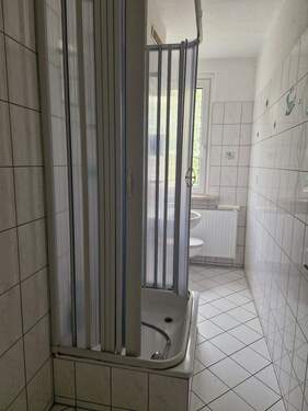 Badezimmer mit Dusche - 3 Zimmer Etagenwohnung in Bernburg (Saale)