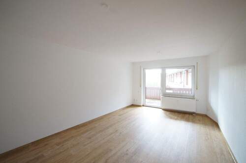 Wohnzimmer mit Zugang Balkon - 3 Raum WE - 