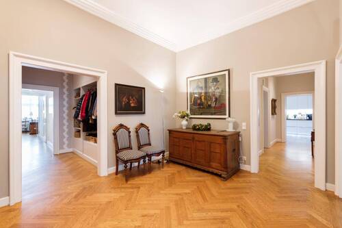 Richtung Küche u. Schlafbereich - 6 Zimmer Etagenwohnung zum Kaufen in Düsseldorf