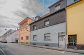 Straßenansicht - Mehrfamilienhaus mit zwei modernisierten Einheiten, Garten und Dachterrasse in ruhiger Lage