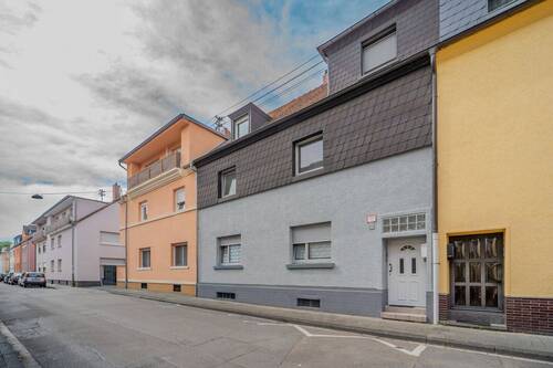 Straßenansicht - Mehrfamilienhaus mit zwei modernisierten Einheiten, Garten und Dachterrasse in ruhiger Lage