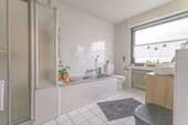 Tageslichtbad mit Dusche & Badewanne - Wohnung im EG - 