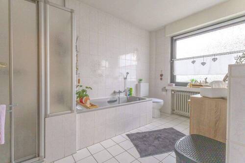 Tageslichtbad mit Dusche & Badewanne - Wohnung im EG - 
