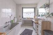 Tageslichtbad mit Dusche & Badewanne - Wohnung im EG - 
