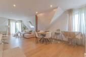 Wohn-Esszimmer mit Zugang zum Balkon - Wohnung im DG - 