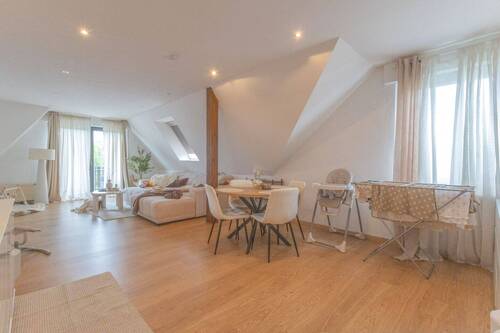 Wohn-Esszimmer mit Zugang zum Balkon - Wohnung im DG - 