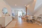 Wohn-Esszimmer mit Zugang zum Balkon - Wohnung im DG - 