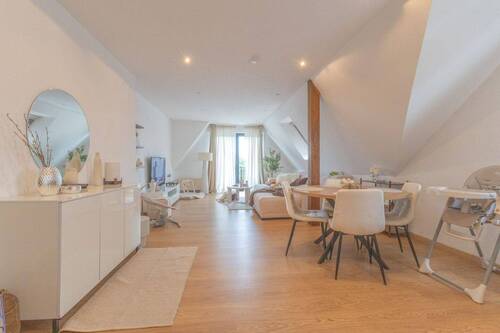 Wohn-Esszimmer mit Zugang zum Balkon - Wohnung im DG - 
