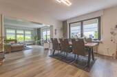 Wohnzimmer mit Zugang zum Wintergarten - Wohnung im EG - 