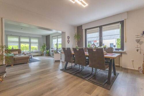 Wohnzimmer mit Zugang zum Wintergarten - Wohnung im EG - 