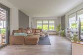 Wohnzimmer mit Zugang zum Wintergarten - Wohnung im EG - 
