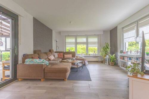 Wohnzimmer mit Zugang zum Wintergarten - Wohnung im EG - 