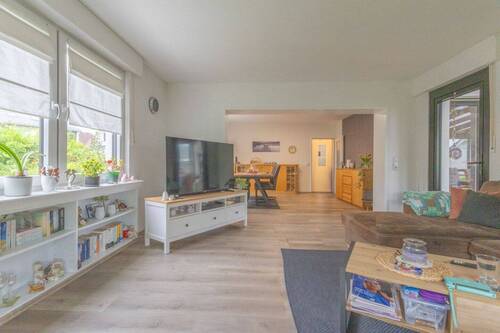 Wohnzimmer mit Zugang zum Wintergarten - Wohnung im EG - 