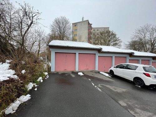 Zugehörige Garage links aussen - 