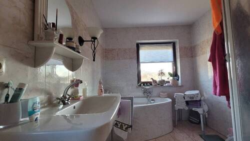 Bad mit Badewanne und Dusche - 