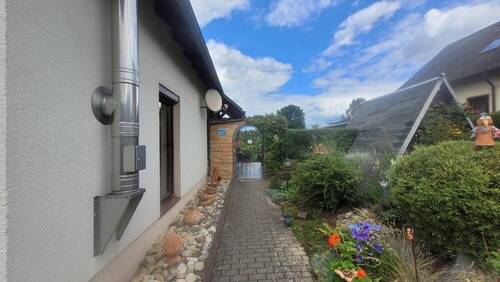 Zuwegung zum Garten - 3 Zimmer Einfamilienhaus zum Kaufen in Weischlitz