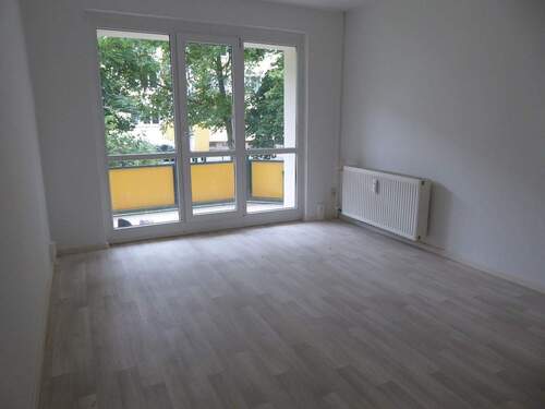 Wohnzimmer - Etagenwohnung mit 59,90 m&sup2; in Bernburg (Saale) zur Miete