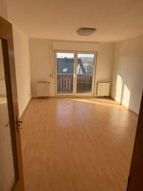 Wohnzimmer - 3 Zimmer Etagenwohnung zur Miete in Neuhaus-Schierschnitz