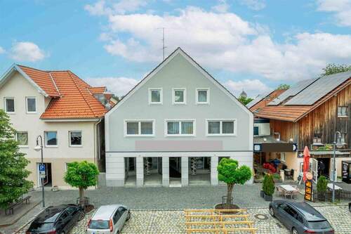 Ansicht Süd/West (Marktplatz) - Mehrfamilienhaus, Wohnhaus zum Kaufen in Arnstorf