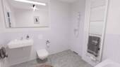 Modernes Badezimmer mit bodengleicher Dusche - 