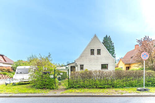 Blick von der Straße vor dem Grundstück - Provisionsfrei: ca. 697 qm Baugrundstück mit Altbestand