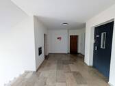Zwei Fahrstühle direkt vor der Wohnungstür - 