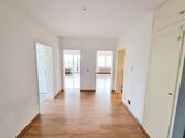 Helle Diele mit Abstellkammer - 