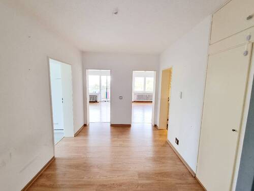 Helle Diele mit Abstellkammer - 