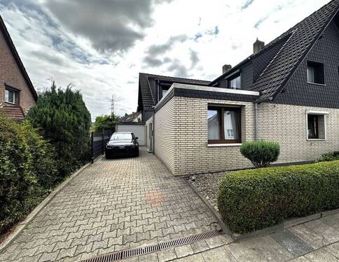 Frontansicht - Doppelhaushälfte mit großem Garten und Garage in Essen-Karnap!