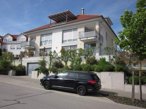 Hausansicht - Herrliche 3-Zi-Wohnung in modernem 5-Parteienhaus mit Blick über das Tal!