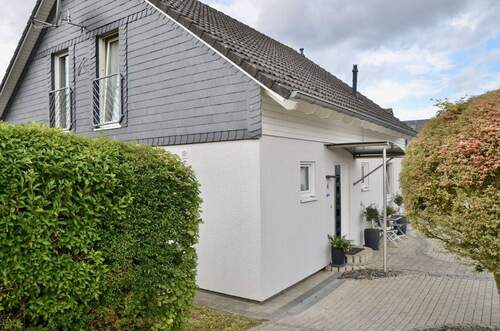 Seitenansicht links - 6 Zimmer Einfamilienhaus in Irmenach