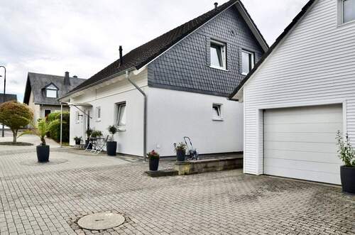 Einfahrt und Garage - Einfamilienhaus mit 136,00 m&sup2; in Irmenach zum Kaufen