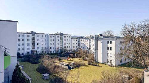 Blick in den Park der Wohnanlage - 