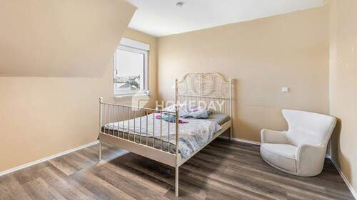 1. OG Schlafzimmer 1 - 