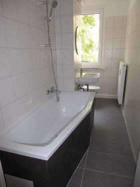 Wannenbad - @ Frisch saniert in Strenzfeld: Eure 3-Zimmer-Chance im EG @