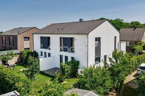 Aussenansicht - Neuwertige Doppelhaushälfte im KfW-40-Standard in familienfreundlicher Lage von Lüneburg Häcklingen.