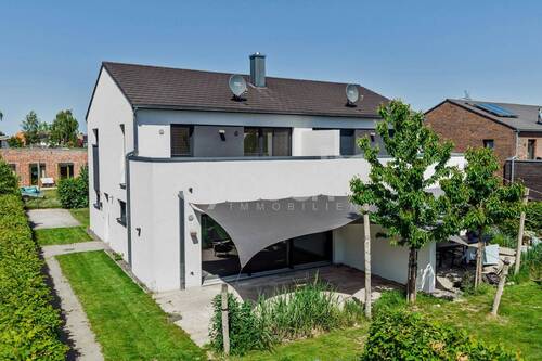 Terrasse als Verlängerung zum Wohnbereich - 5 Zimmer Doppelhaushälfte zum Kaufen in Lüneburg