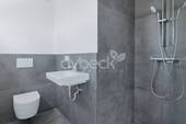 Modernes Duschbad im Erdgeschoss - 