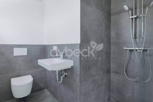 Modernes Duschbad im Erdgeschoss - 