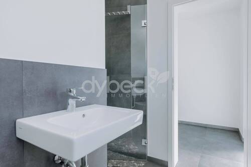 Modernes Duschbad im Erdgeschoss - 