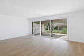 Heller Wohnbereich mit bodentiefen Fenstern - 
