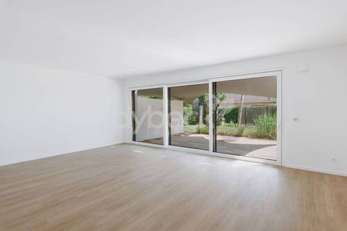 Heller Wohnbereich mit bodentiefen Fenstern - 