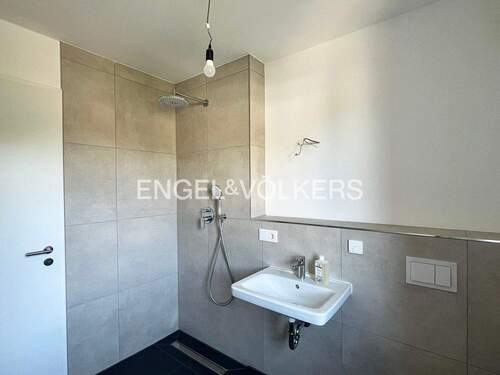 großformatige Fliesen, bodengleiche Dusche mit Rainshower-Brause - 