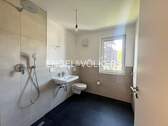 Duschbad mit großem Fenster und Tageslicht - 