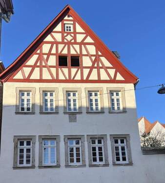 Straßenansicht - Leben im Denkmal -historisch-energieeffizient-ökologisch- DG-Wohnung links u.a.m.