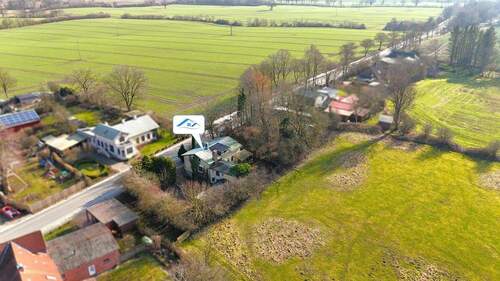 Umgeben von Feldern - Haus mit Geschichte sucht neues Leben