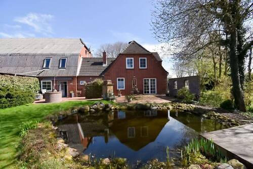 Blick vom Gartenteich zum Haus - 8 Zimmer Einfamilienhaus in Mildstedt - Rosendahl