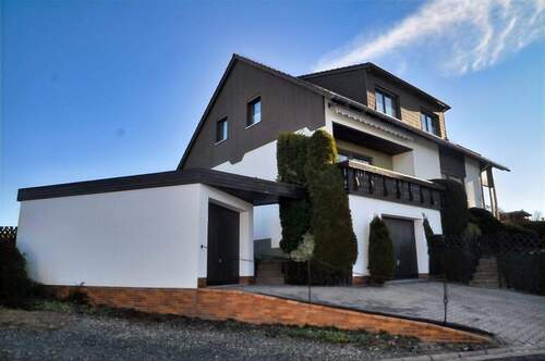 Seitenansicht - 7 Zimmer Mehrfamilienhaus, Wohnhaus zum Kaufen in Selb