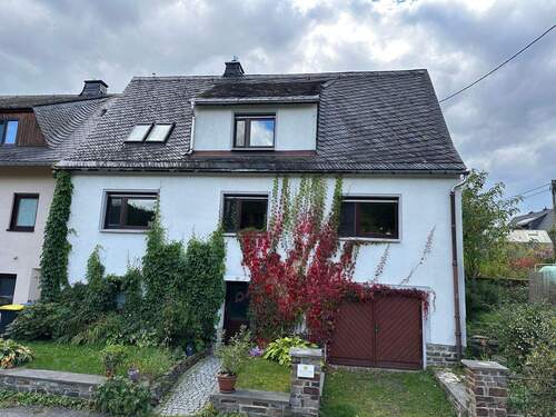 Hausansicht Vorderseite - Großzügige und umfangreich sanierte Doppelhaushälfte mit neuer Heizung, Carport und Obstgarten in sehr ruhiger, idyllischer Wohnlage von Wolkenstein